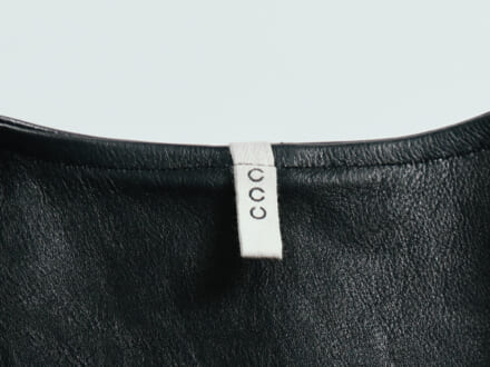 レザーベストという選択。合わせるのは「チャンピオン」のグレーパーカ。【おしゃれな人はレザーをどう着る？】