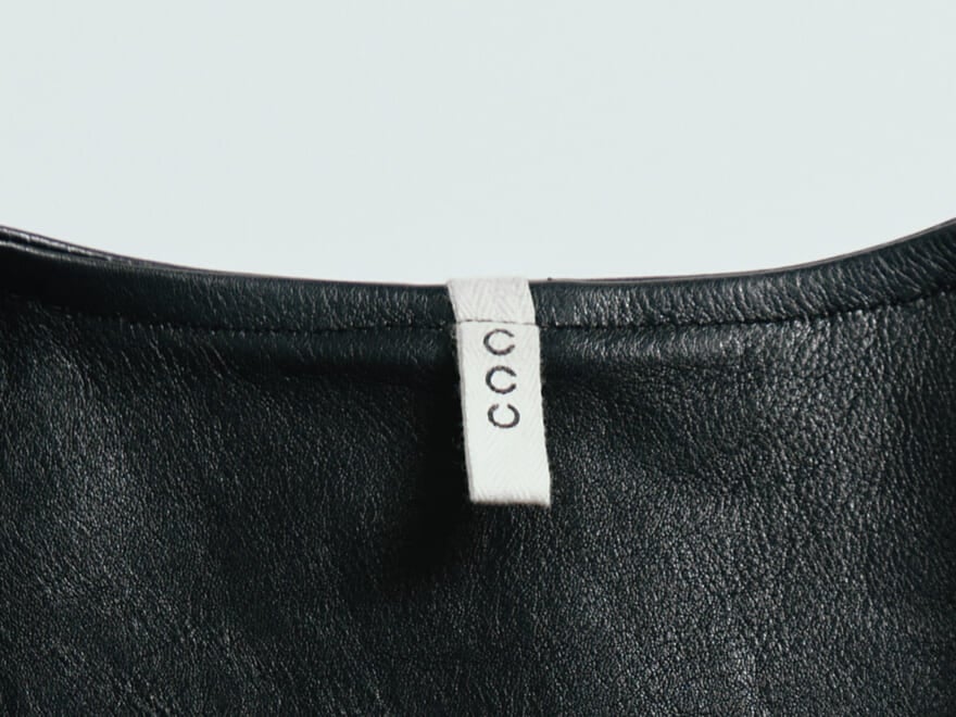 レザーベストという選択。合わせるのは「チャンピオン」のグレーパーカ。【おしゃれな人はレザーをどう着る?】