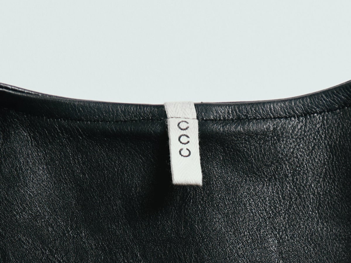 レザーベストという選択。合わせるのは「チャンピオン」のグレーパーカ。【おしゃれな人はレザーをどう着る？】