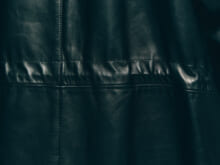 上品なレザーコートは「リーバイス®」のジーンズでバランスを。【おしゃれな人はレザーをどう着る？】