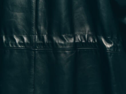 上品なレザーコートは「リーバイス®」のジーンズでバランスを。【おしゃれな人はレザーをどう着る？】