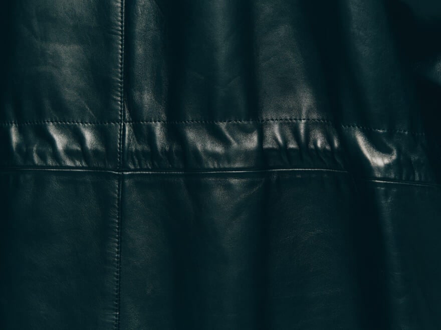 上品なレザーコートは「リーバイス®」のジーンズでバランスを。【おしゃれな人はレザーをどう着る?】