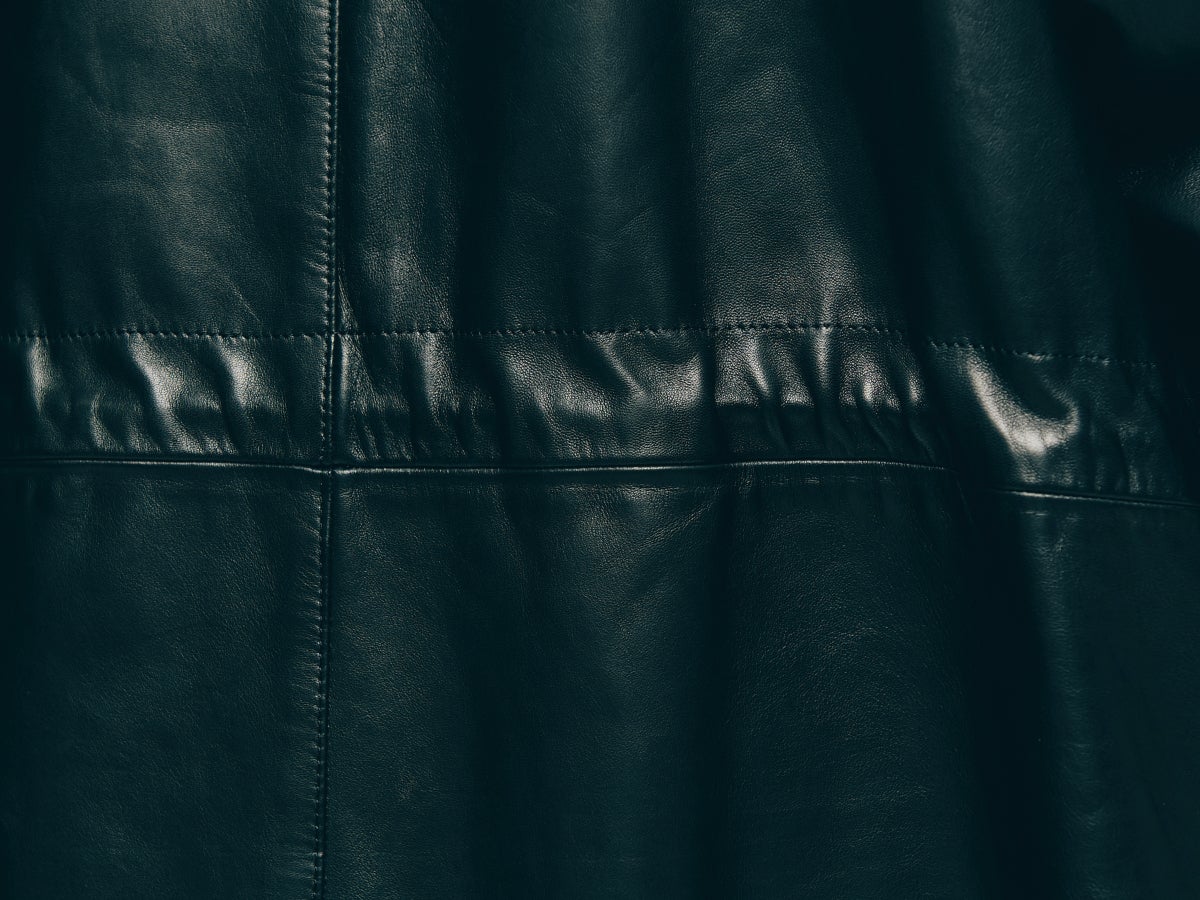 上品なレザーコートは「リーバイス®」のジーンズでバランスを。【おしゃれな人はレザーをどう着る？】