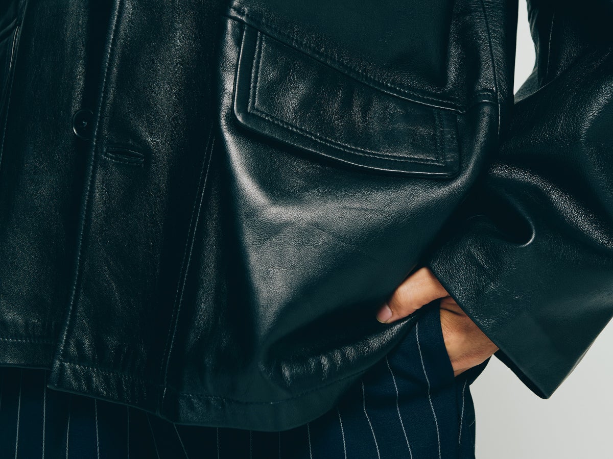 黒レザーとネイビーパンツのベストコンビ【おしゃれな人はレザーをどう着る？】