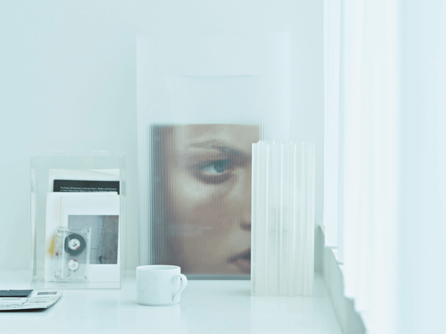 窓際の印象を美しくする、透明アイテム3選。日本ブランドの“見せる収納”も[Interior – 今月のインテリア]