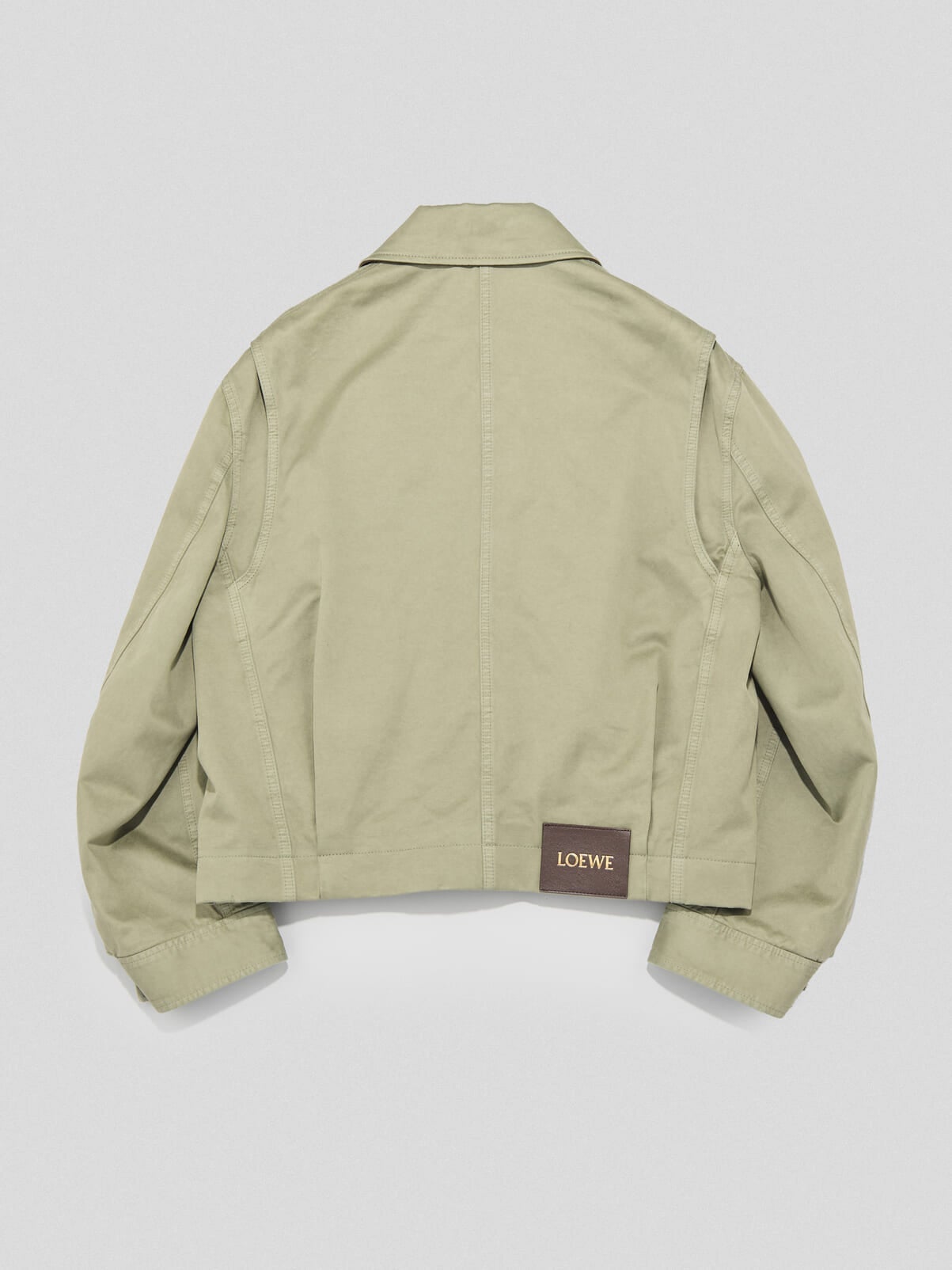 Gallery]「ロエベ」で10月に買うべき新作アウターは“大人カラー