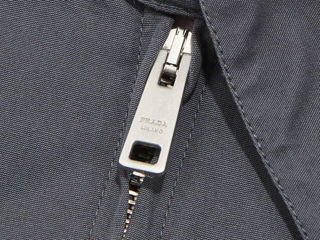 [Gallery]「プラダ」で10月に買うべきアウターは３シーズン着まわせる！ロゴが映える“大人グレー”な優秀ブルゾンを発見！［PRADA］