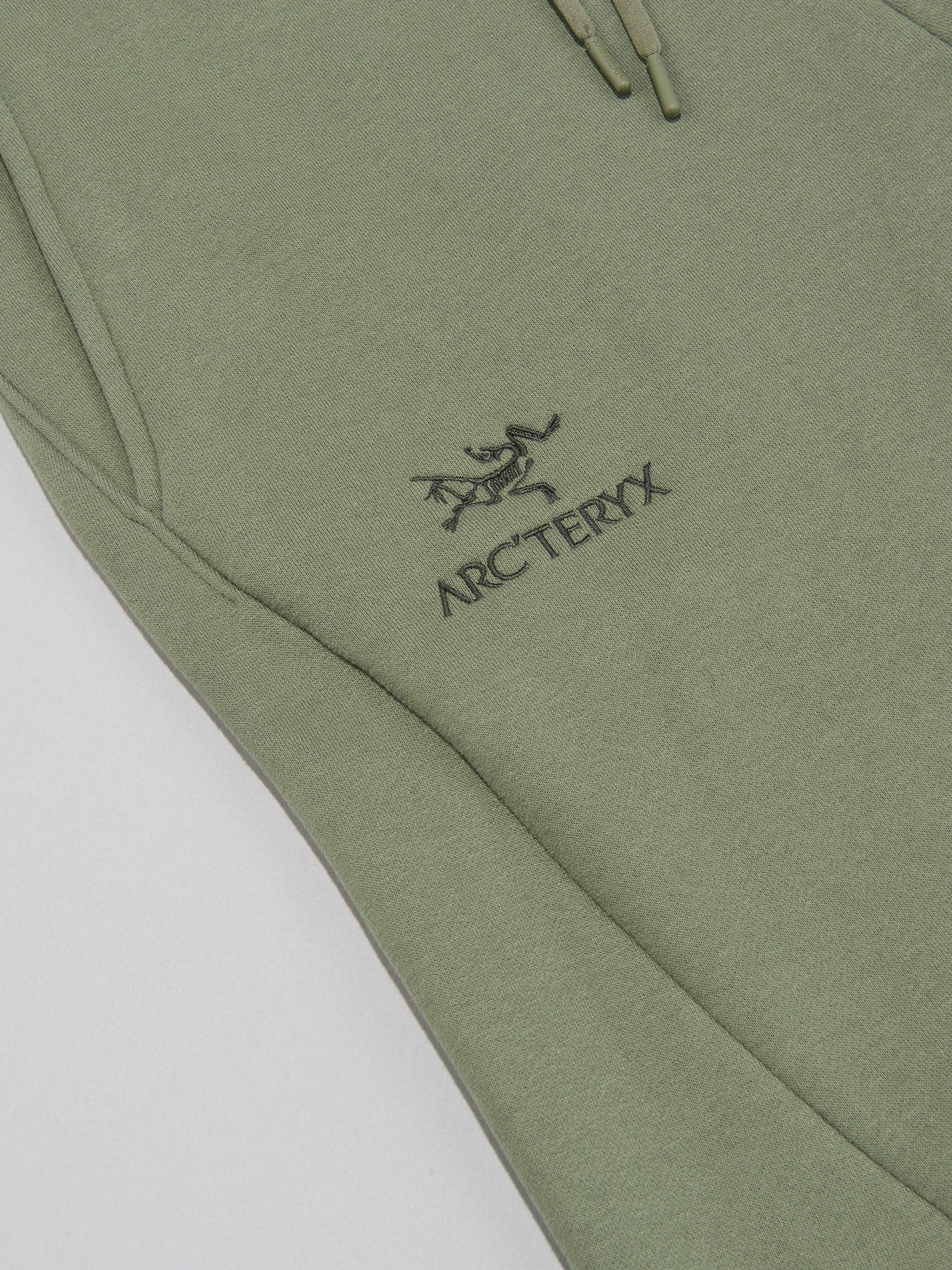 アークテリクスのエンブレム フリース ジョガー パンツのサイドのバードロゴ