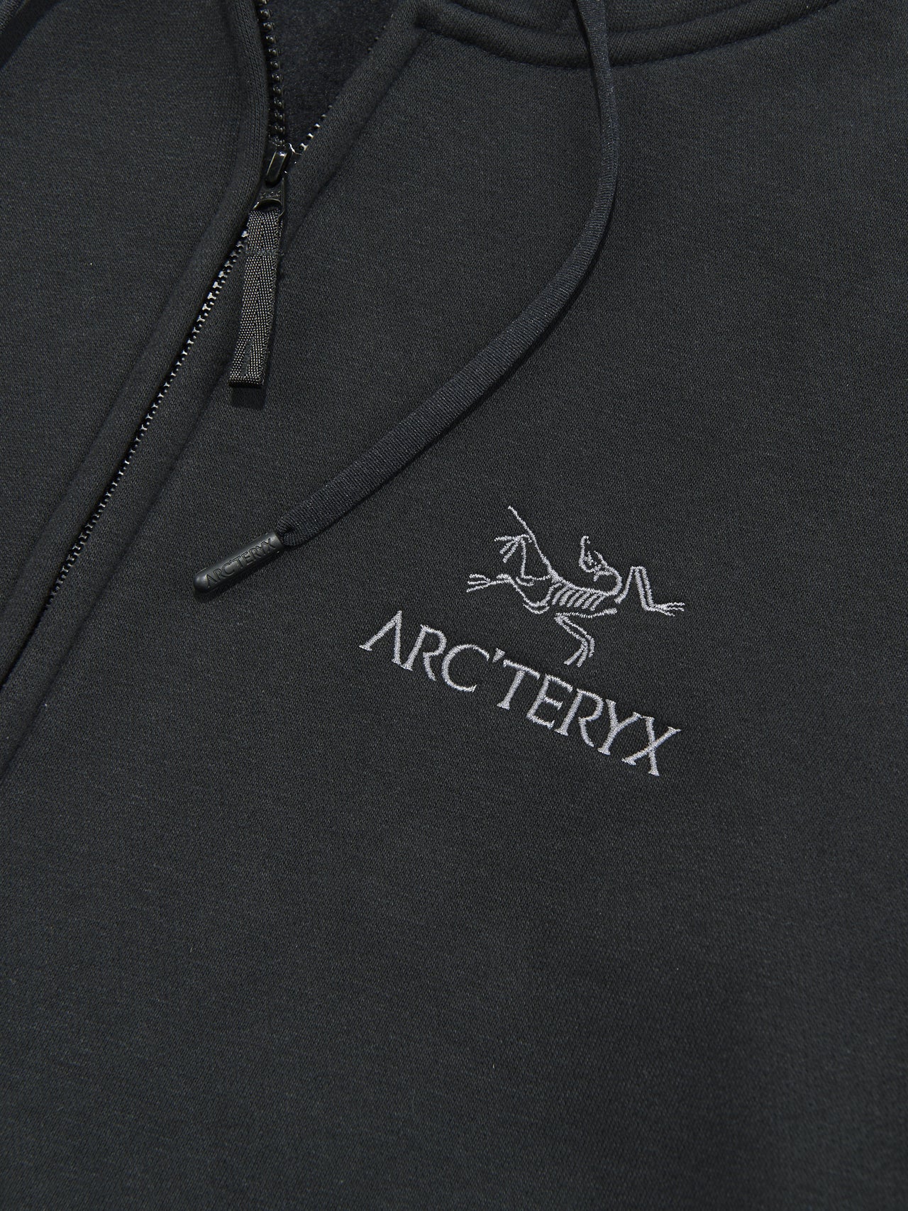 アークテリクスのエンブレム フリース フルジップ フーディ パーカの左胸のバードロゴ