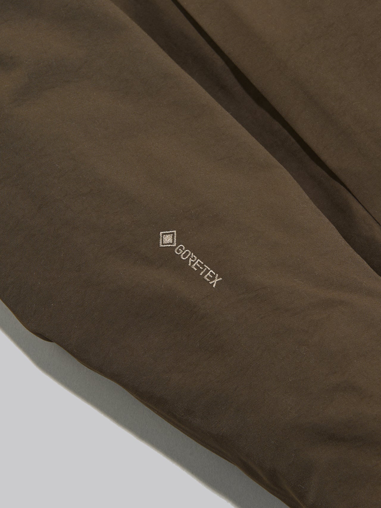 アークテリクスのサーミー ダウンパーカのゴアテックスロゴ