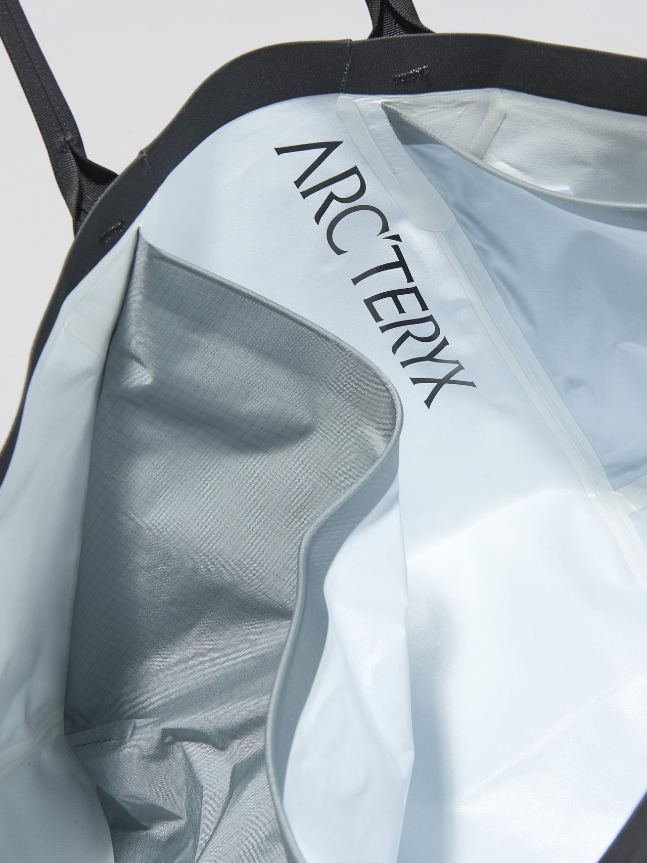 アークテリクスのキャリア 45 ギアトート バッグの内側