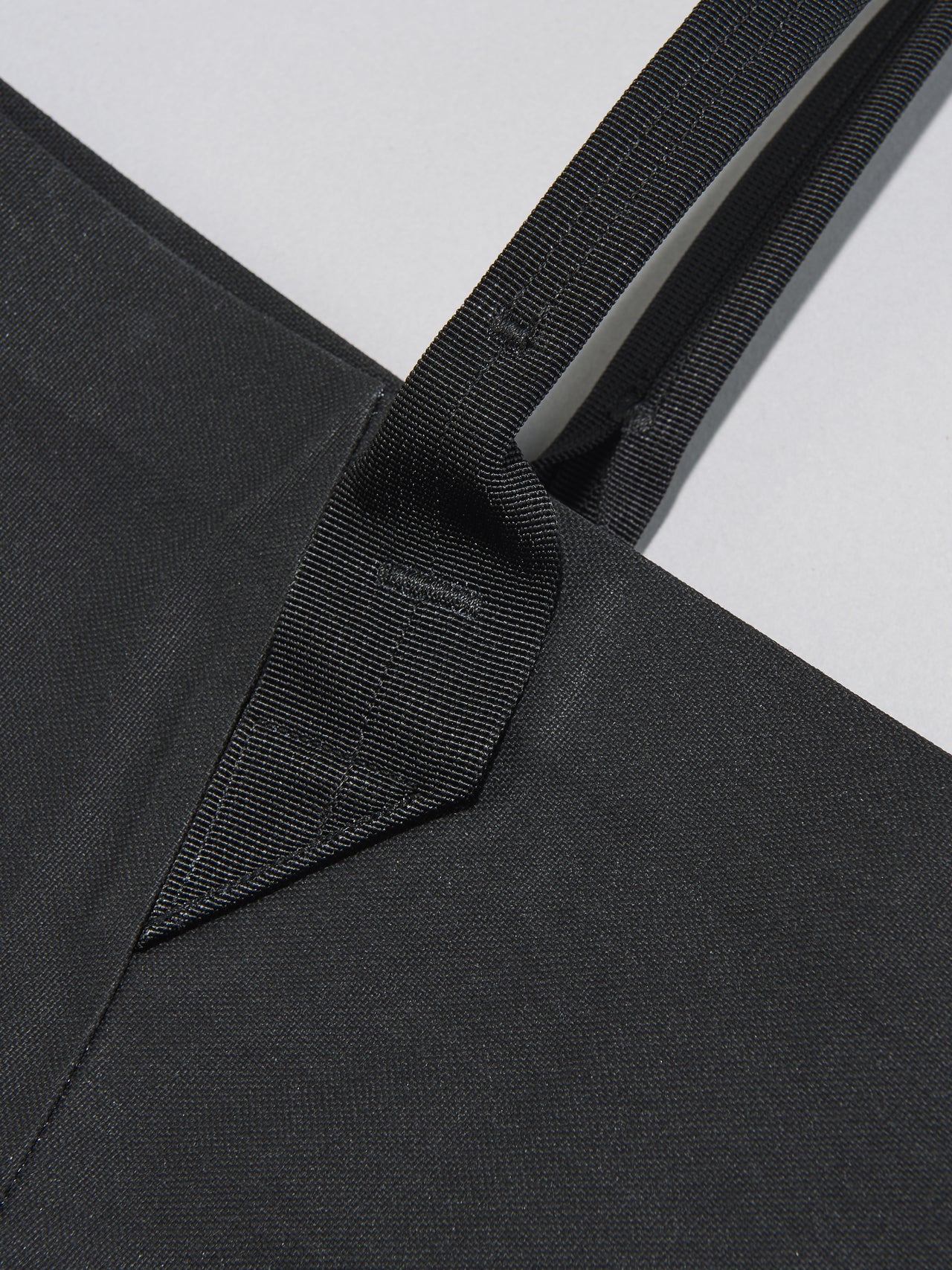 アークテリクスのキャリア 45 ギアトート バッグのハンドル部分のステッチ