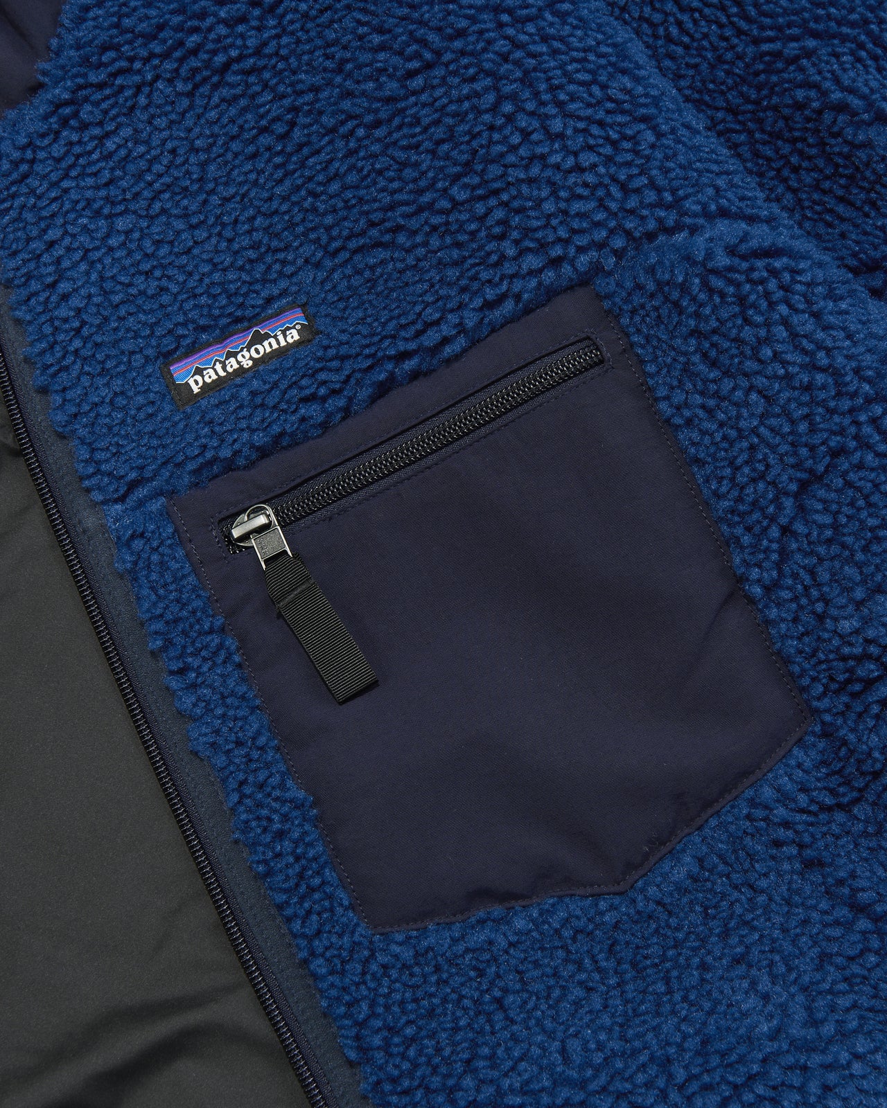 パタゴニアのメンズ・クラシック・レトロX・ジャケットの胸ポケット