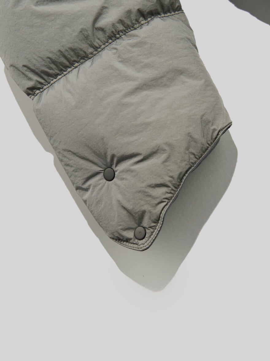 ストーンアイランドの新作ダウン　4100012 CRINKLE REPS NY, RECYCLED NYLON　袖