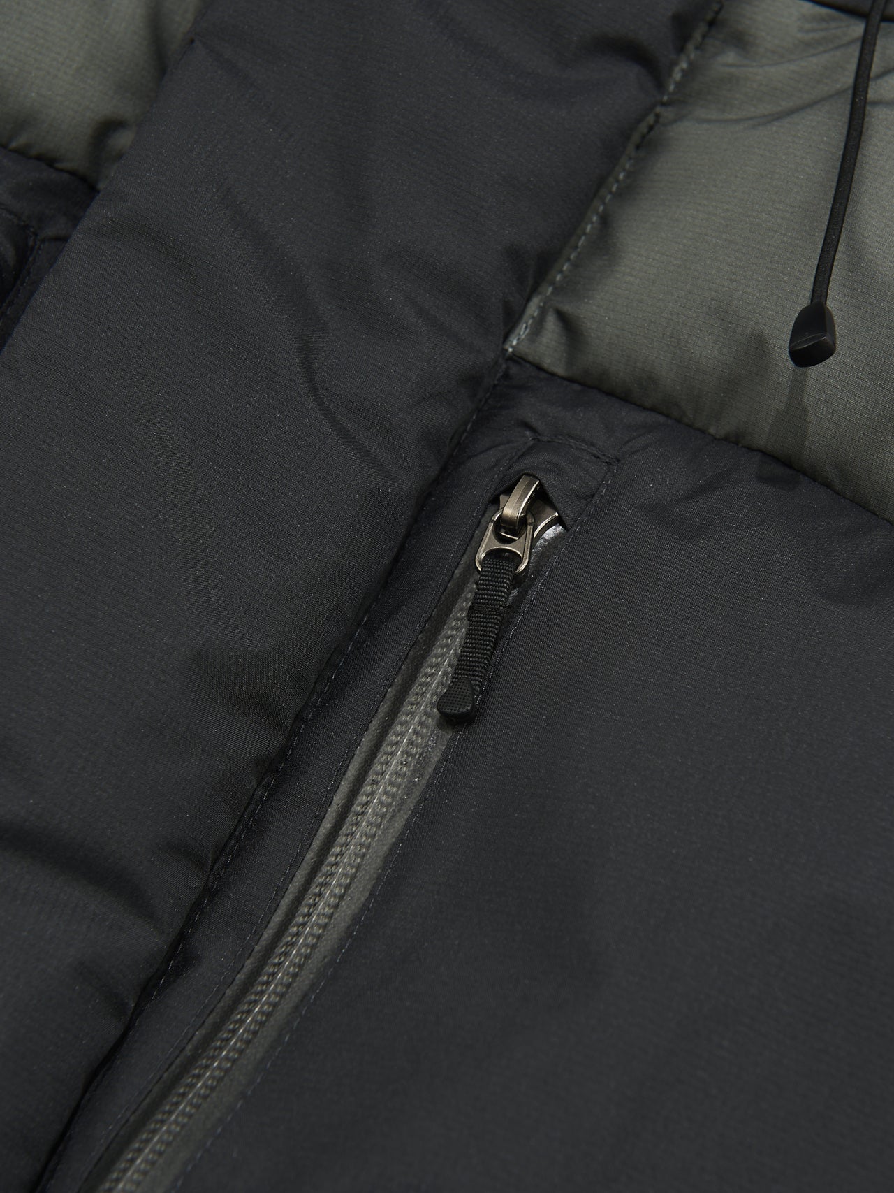 ザ・ノース・フェイスのバルトロライトジャケット ダウンジャケットのフロントポケット