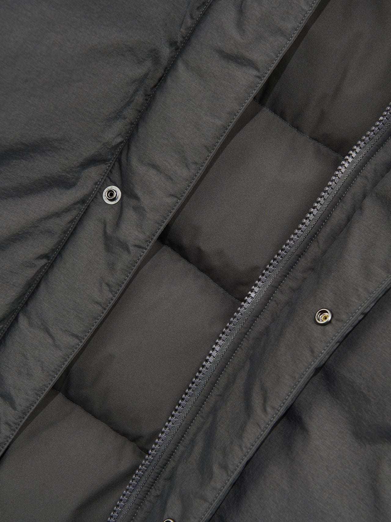 ザ・ノース・フェイスのオルタレーションバフズジャケット ダウンジャケットのフロントジップとライニング