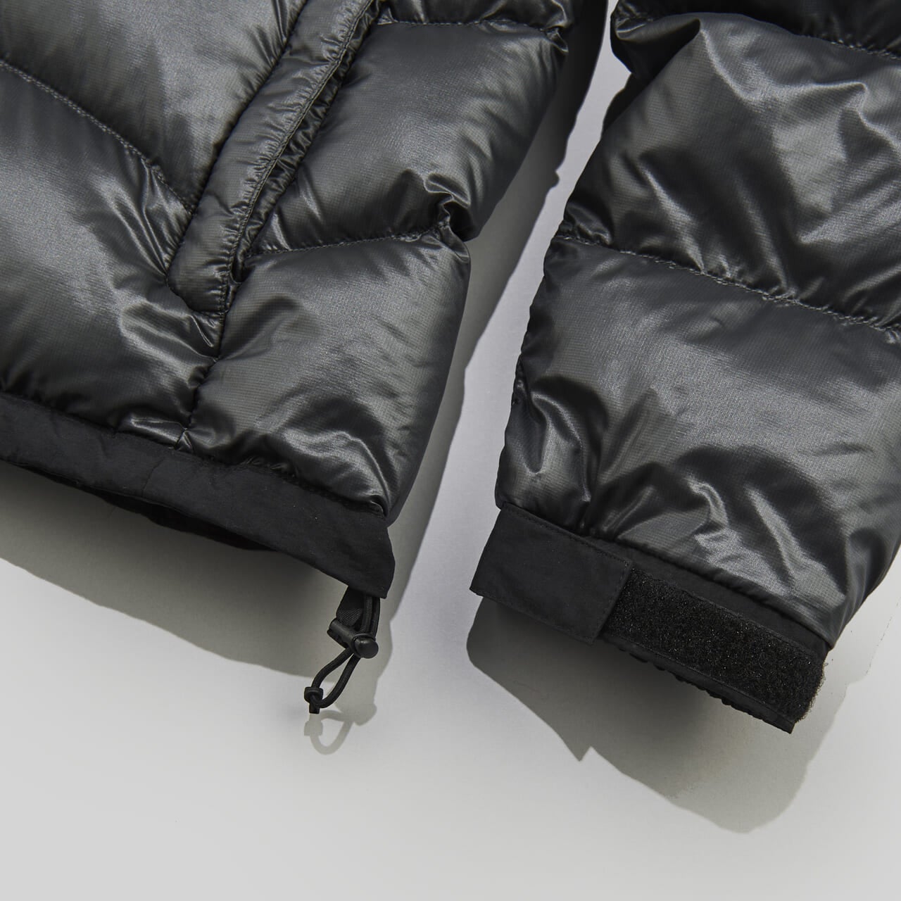 ザ・ノース・フェイスのアコンカグアフーディー ダウンジャケットの袖口と裾
