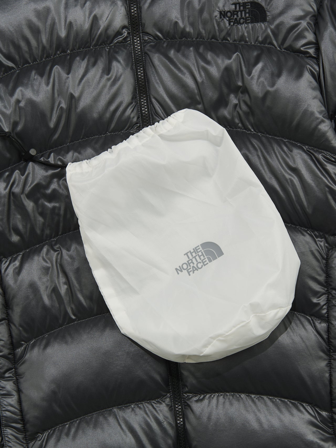 ザ・ノース・フェイスのアコンカグアフーディー ダウンジャケットのスタッフサック