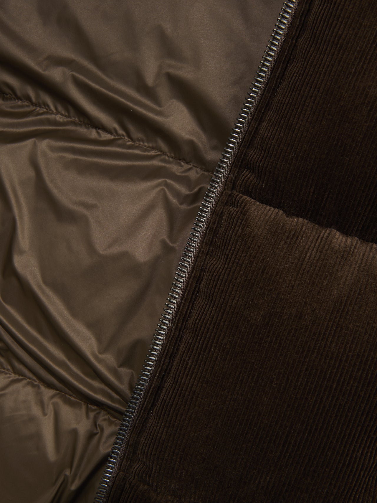 「ポロ ラルフ ローレン」で買うべき最強ダウン／コーデュロイ ダウン ジャケットの素材感