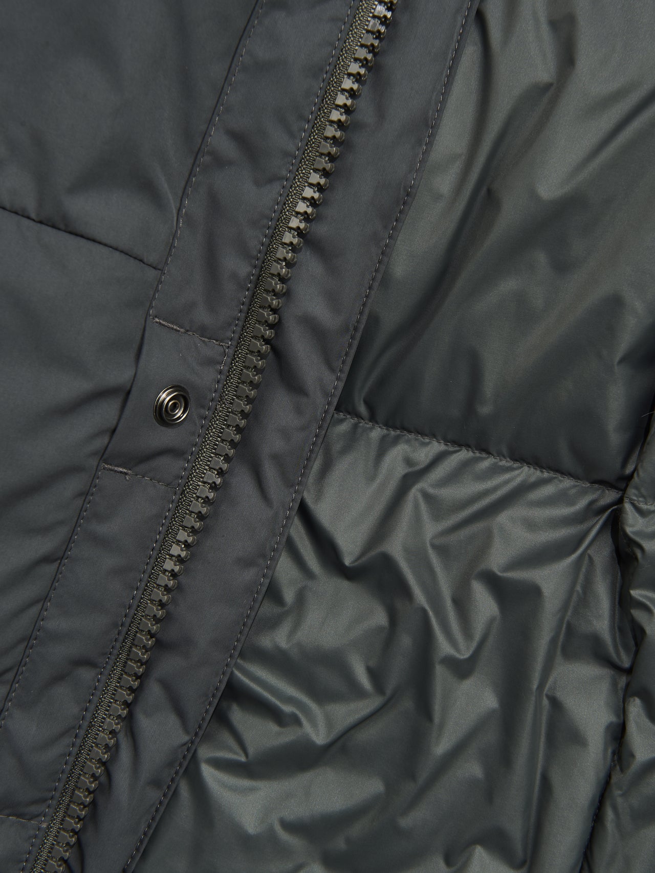 「ポロ ラルフ ローレン」で買うべき最強ダウン／モックネック ダウン ジャケットの素材感