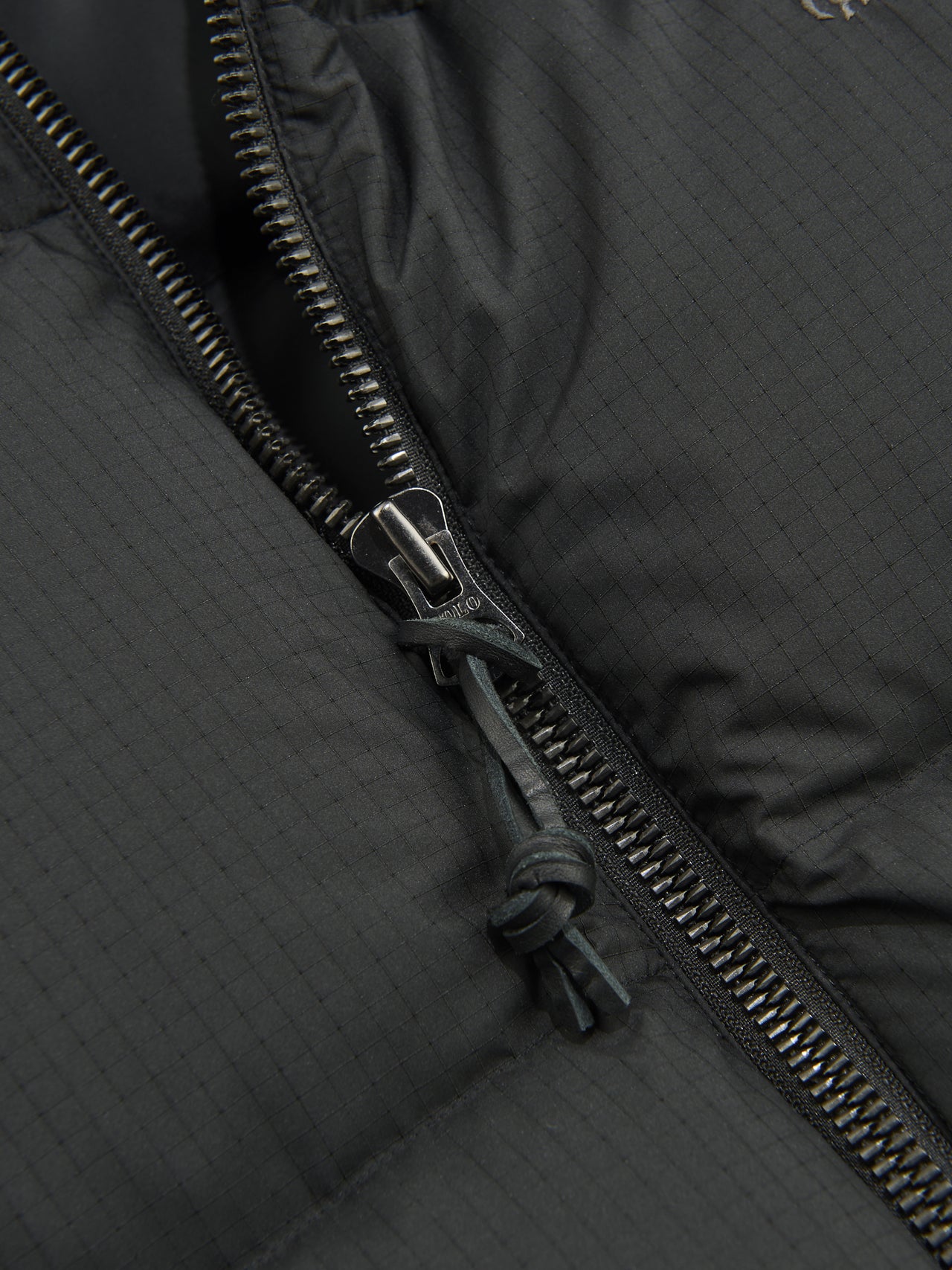 「ポロ ラルフ ローレン」で買うべき最強ダウン／テクスチャード リップストップ ダウン ジャケットのフロントジップ