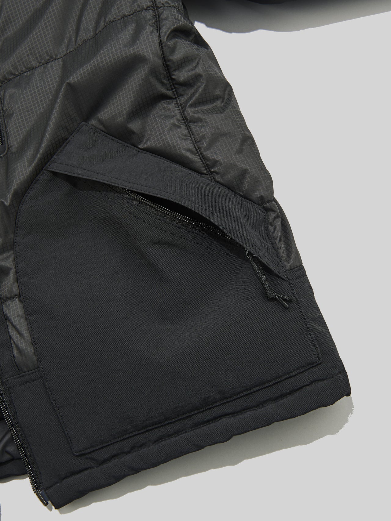 「eYe ジュンヤ ワタナベ マン」×「ザ・ノース・フェイス」のコラボジャケットのポケット