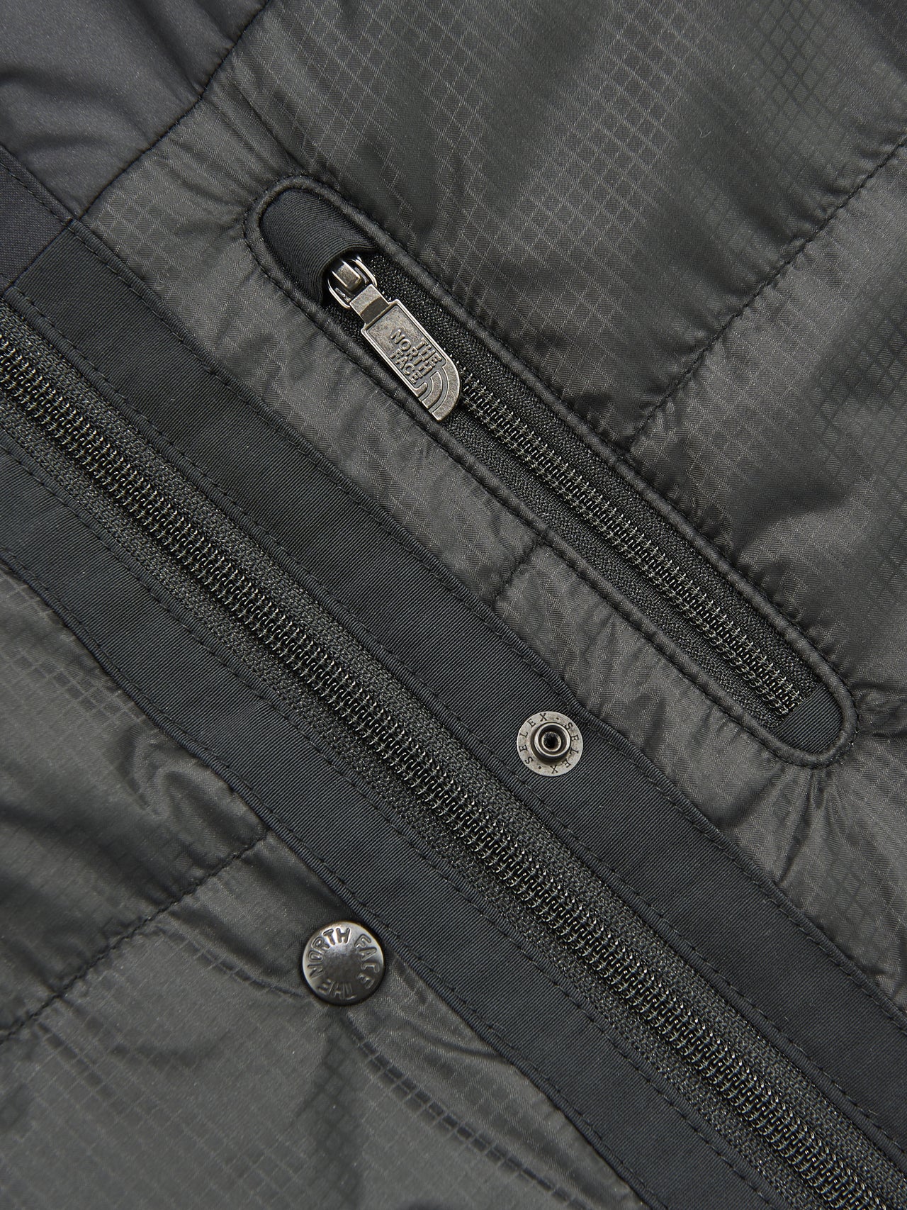 「eYe ジュンヤ ワタナベ マン」×「ザ・ノース・フェイス」のコラボジャケットのジップ