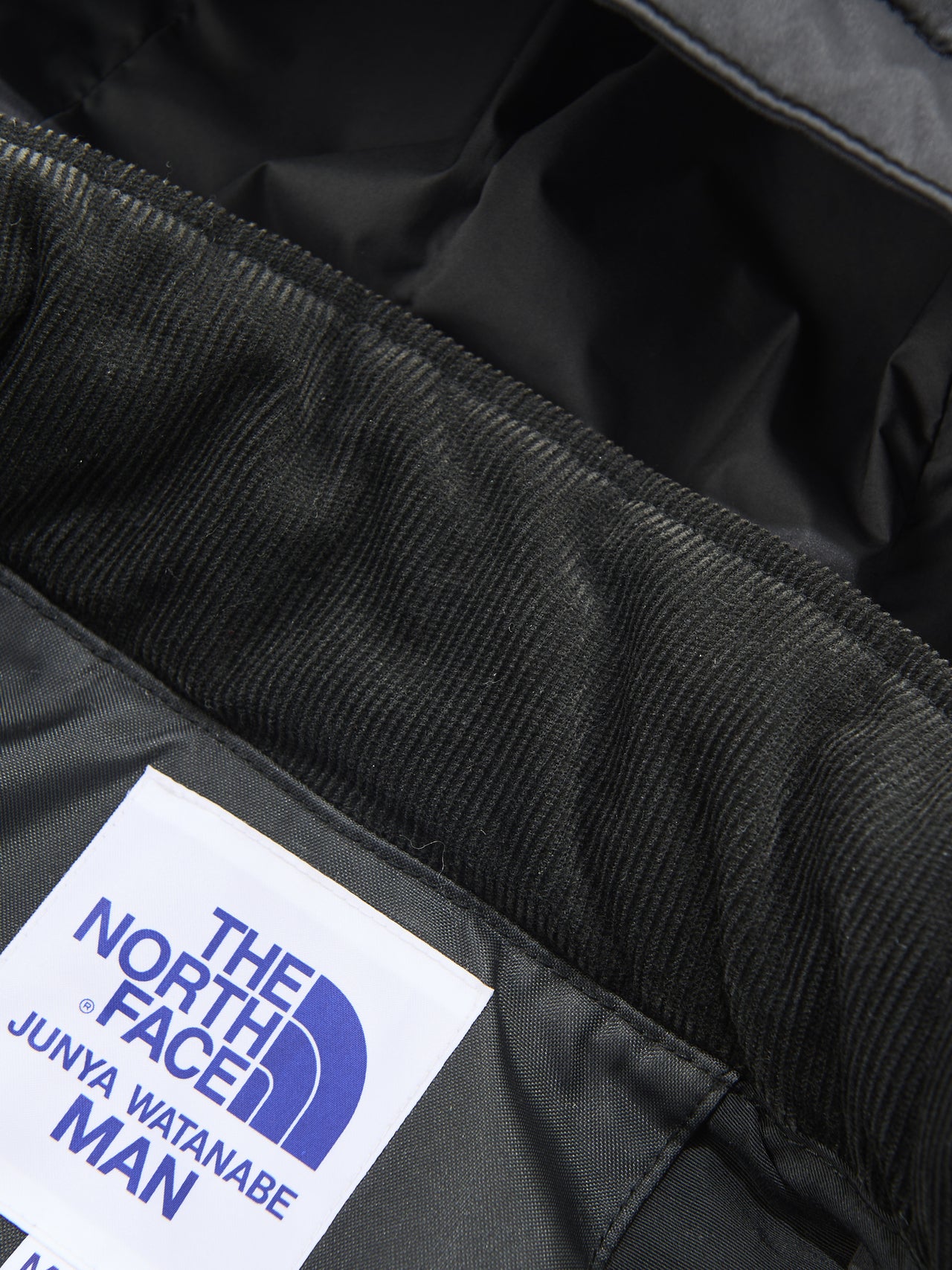 「eYe ジュンヤ ワタナベ マン」×「ザ・ノース・フェイス」のコラボジャケットの襟コーデュロイ
