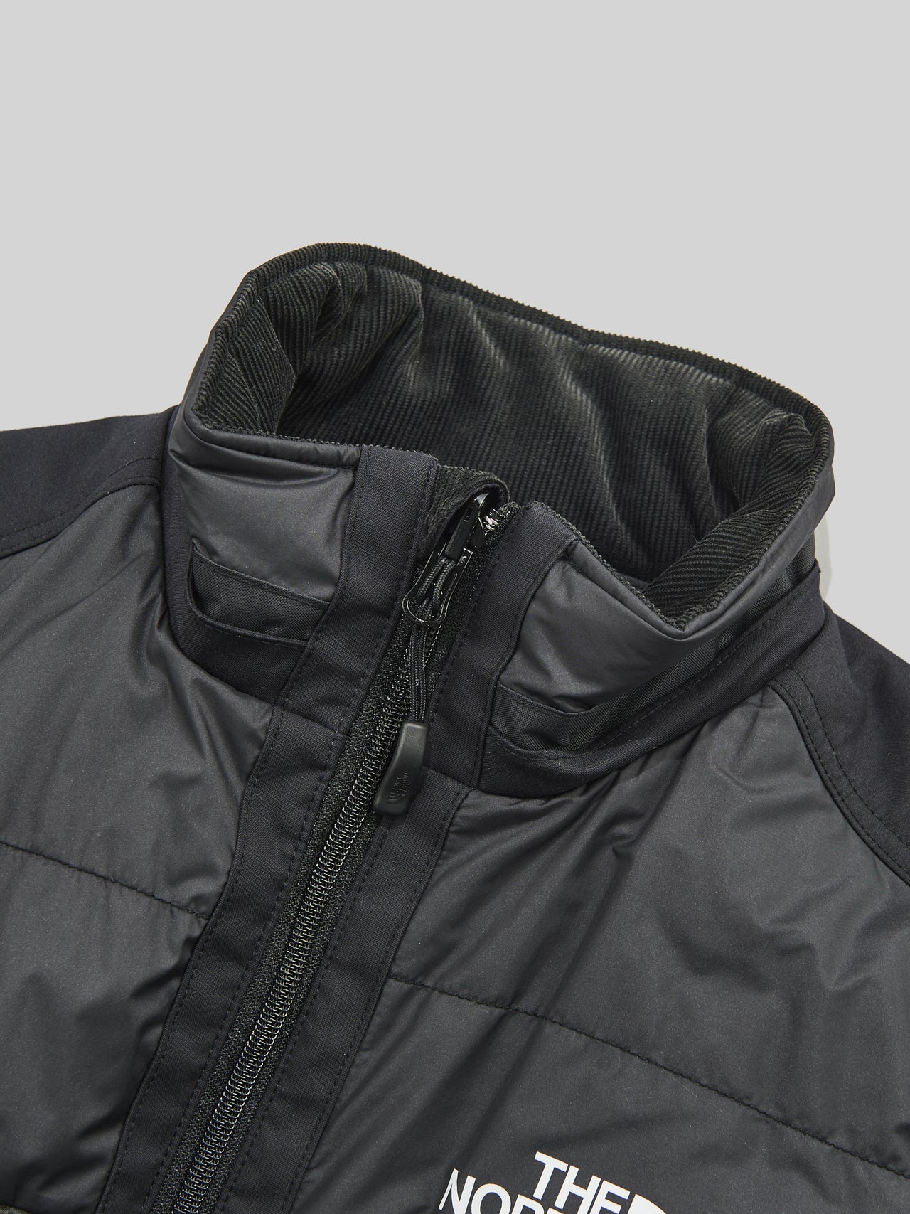 「eYe ジュンヤ ワタナベ マン」×「ザ・ノース・フェイス」のコラボジャケットのスタンドカラーバージョン