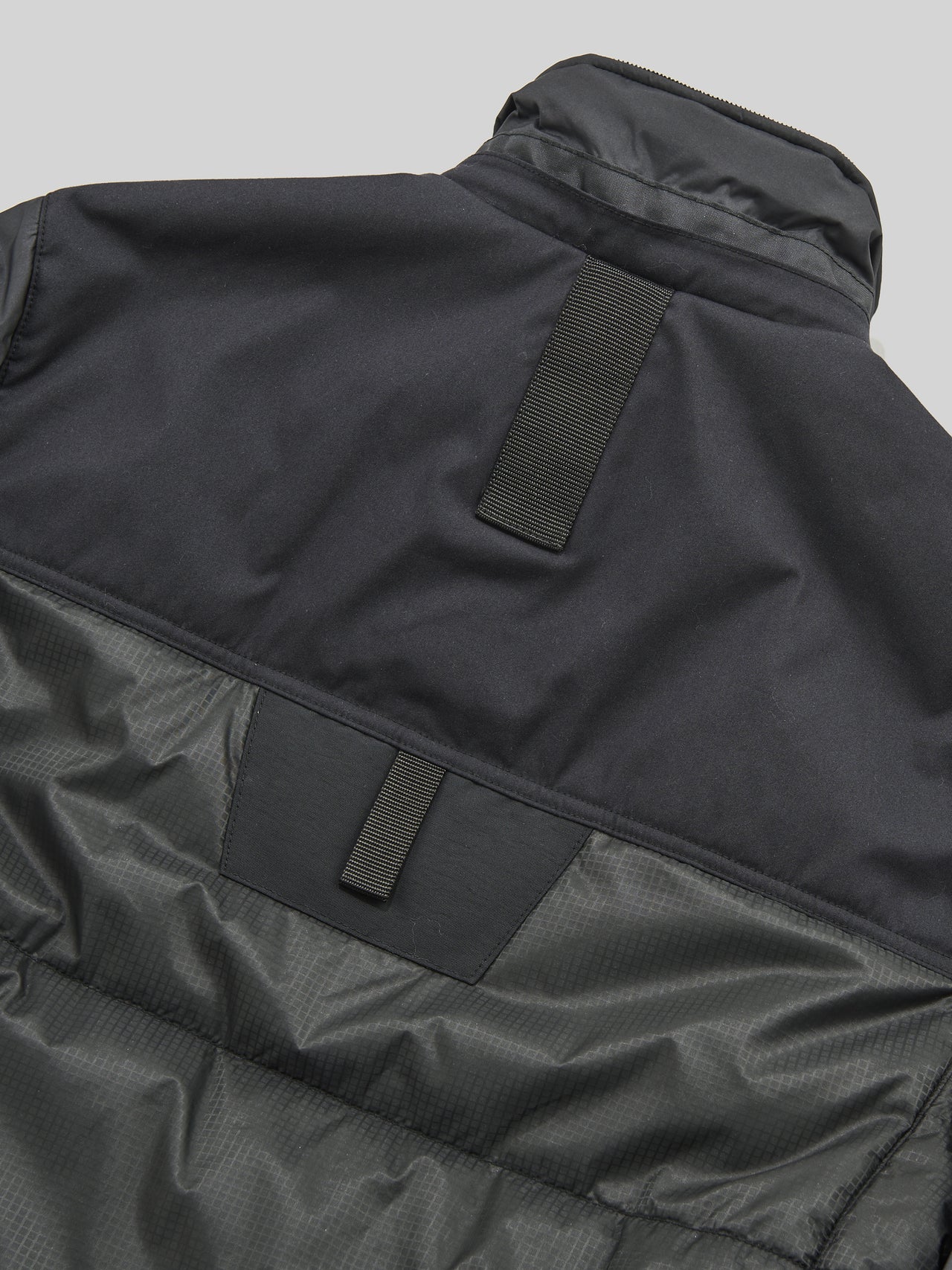 「eYe ジュンヤ ワタナベ マン」×「ザ・ノース・フェイス」のコラボジャケットのバックシルエット