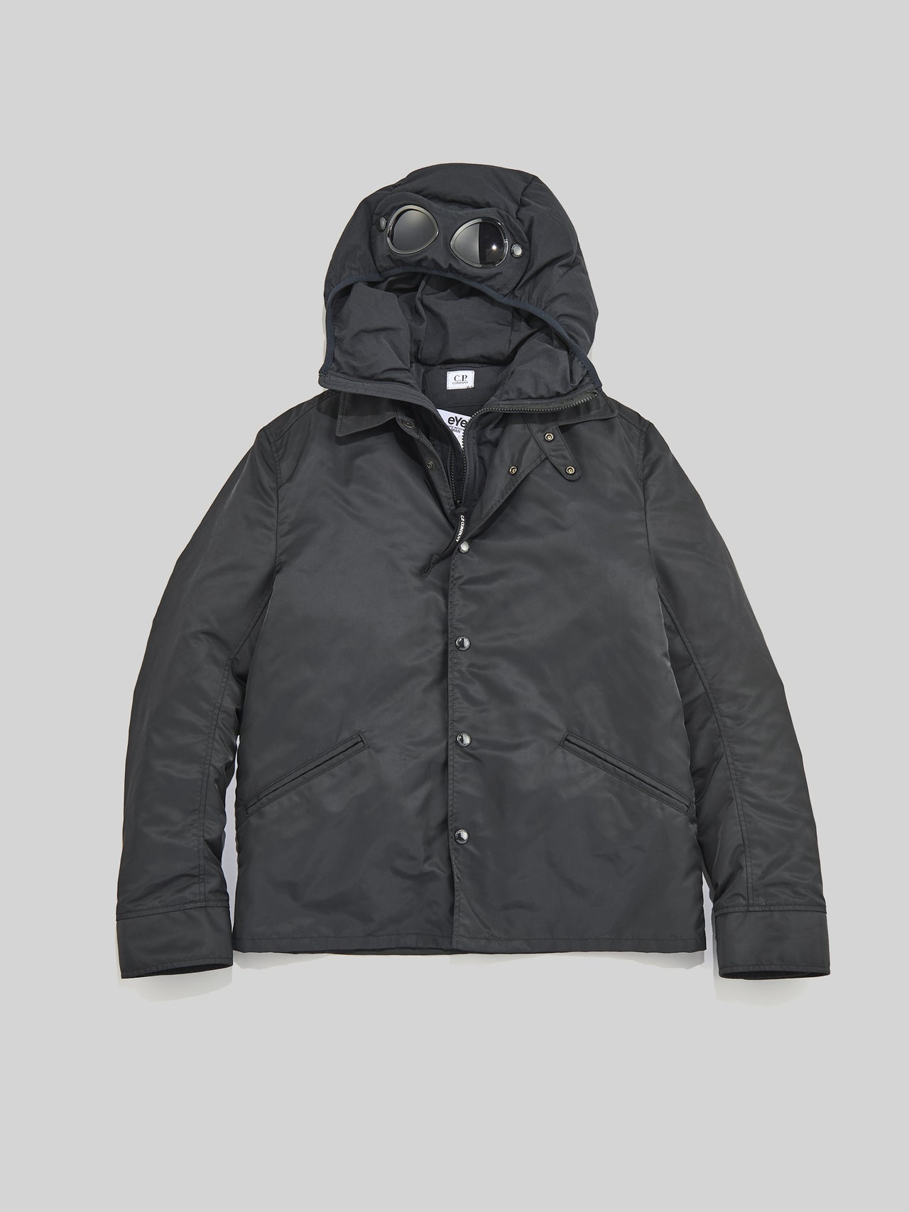 eYe ジュンヤ ワタナベ マンとC.P.COMPANY(シーピー・カンパニー)の黒いコラボダウンジャケット