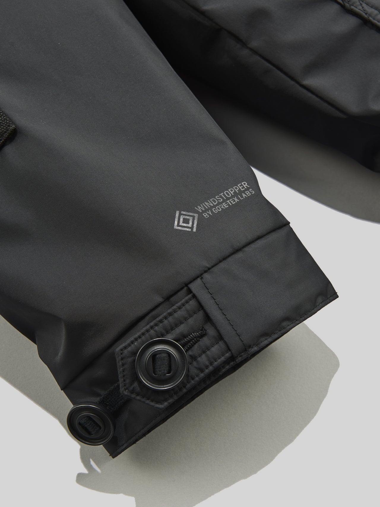 eYe ジュンヤ ワタナベ マンとザ・ノース・フェイスの黒いコラボダウンジャケットのゴアテックス