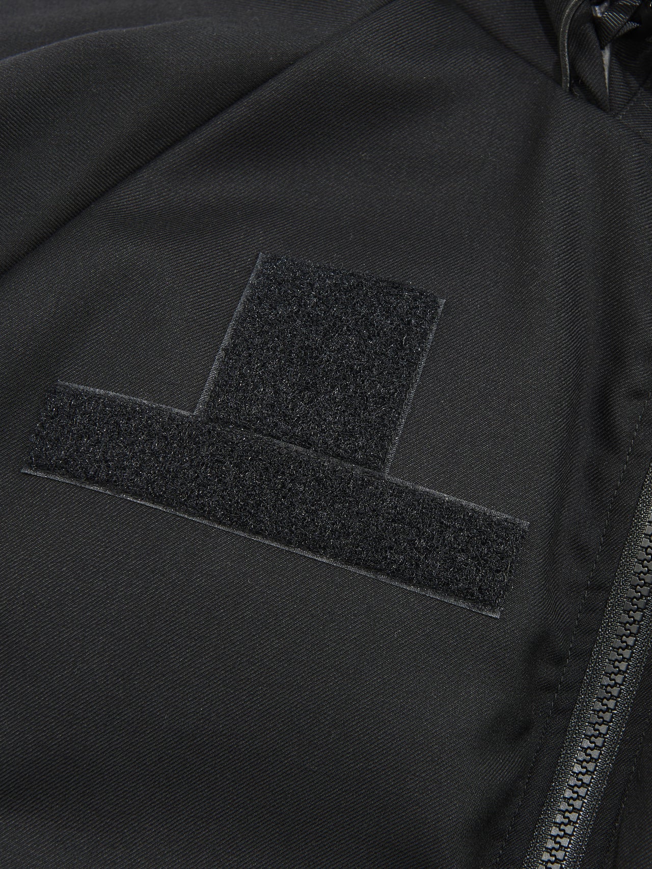 eYe ジュンヤ ワタナベ マンとナンガの黒いコラボダウンジャケットのアクセント