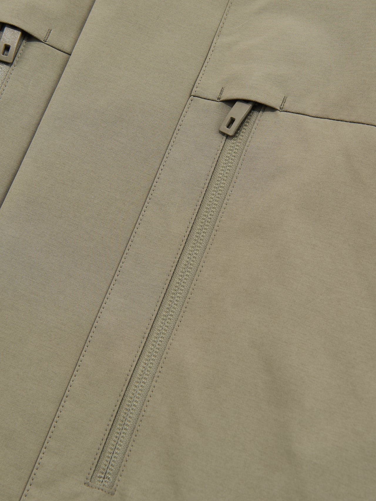 「ユニクロ」で買うべき最強ダウン②/ハイブリッドダウンパーカのジップポケット