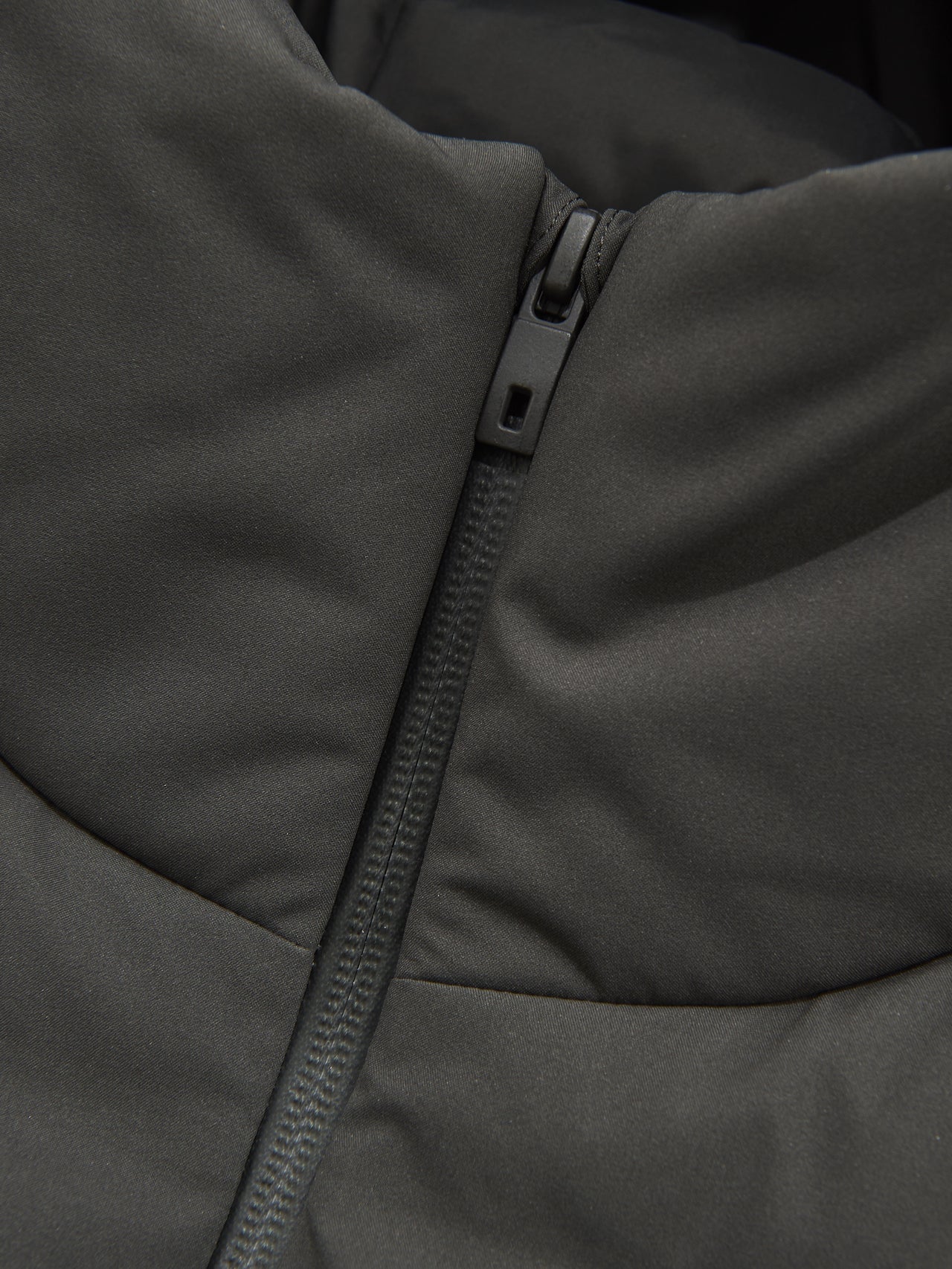 ユニクロで買うべき最強ダウン③「シームレスダウンパーカ」のフロントジップ