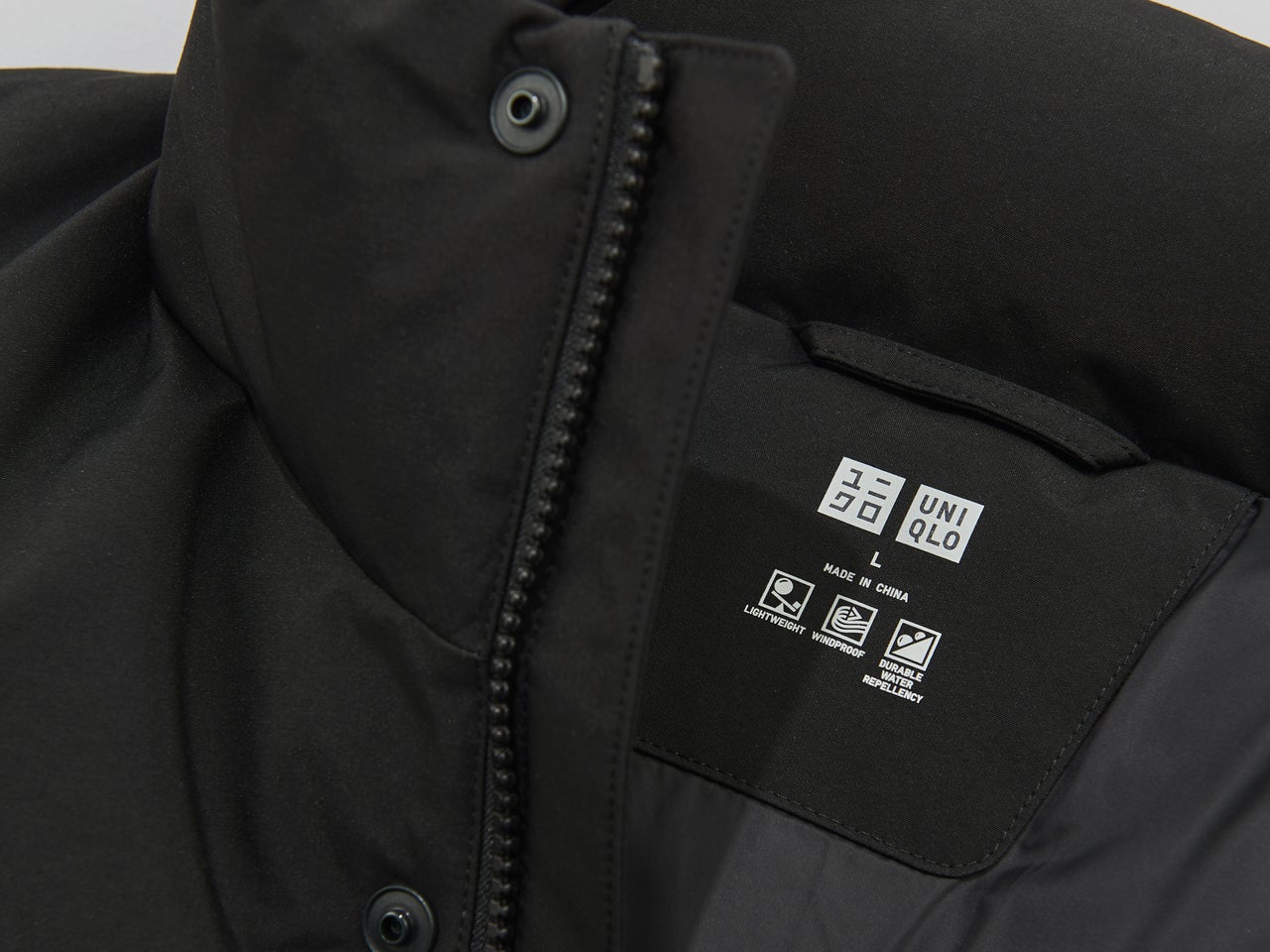 ユニクロで買うべき最強ダウン④シームレスダウンジャケットのブランドタグ