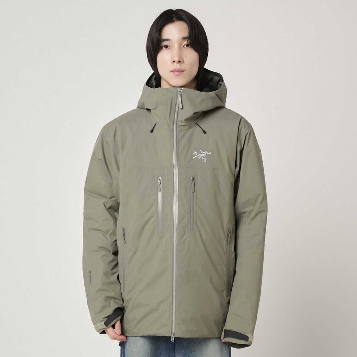 アークテリクスのベータ ダウン ジャケットの着用