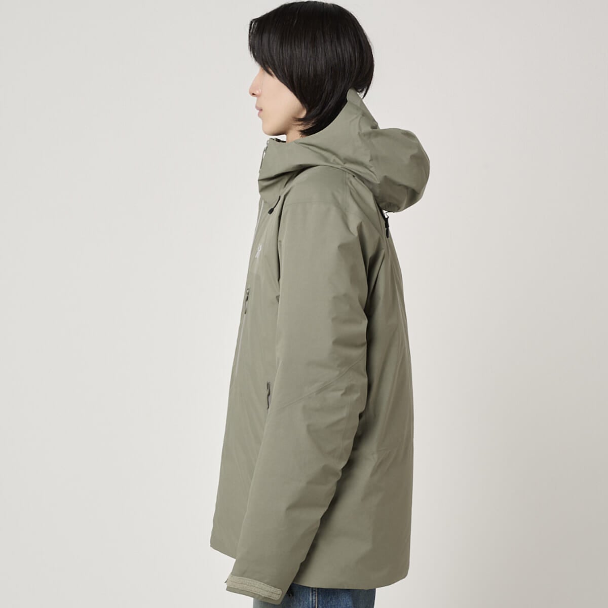 アークテリクスのベータ ダウン ジャケットの着用のサイド