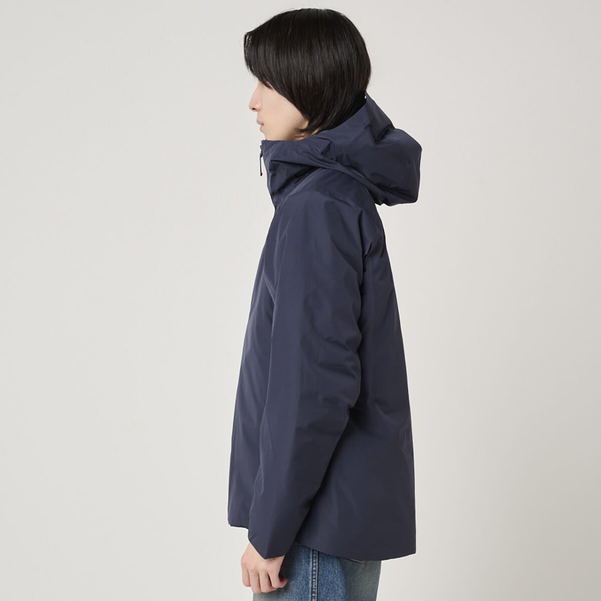 アークテリクスのソラノ ダウン フーディの着用のサイド