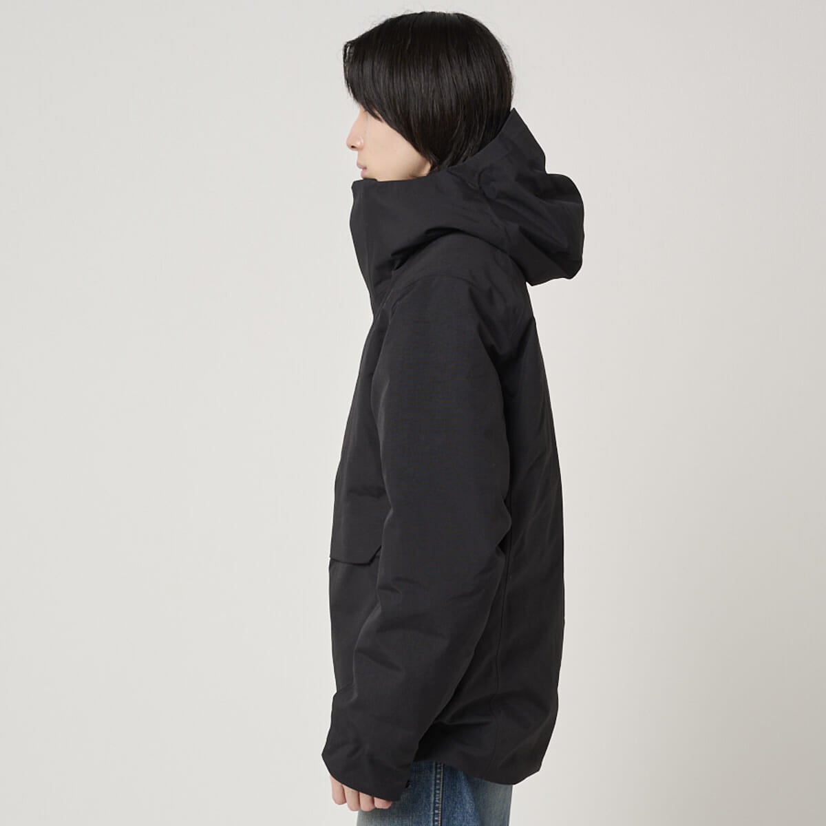 アークテリクスのサーミー ダウン ジャケットの着用のサイド