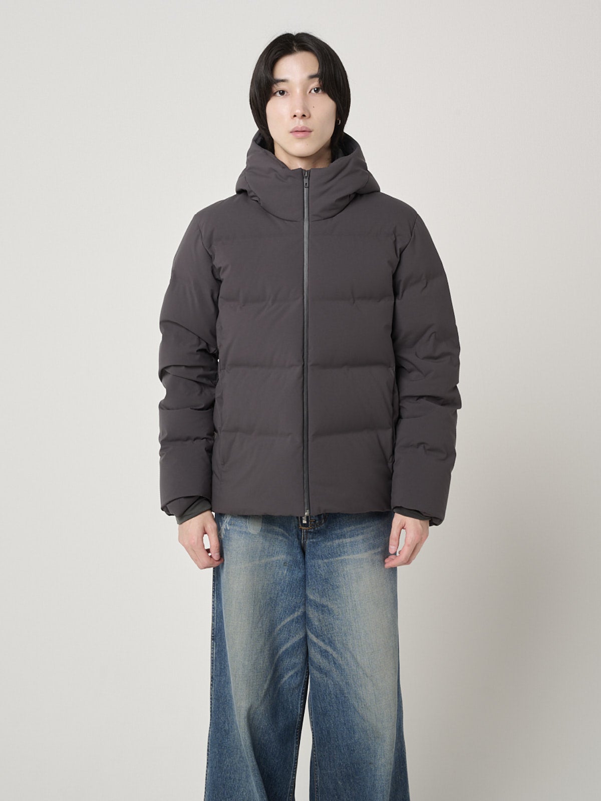 ユニクロで買うべき最強ダウン③「シームレスダウンパーカ」を着用