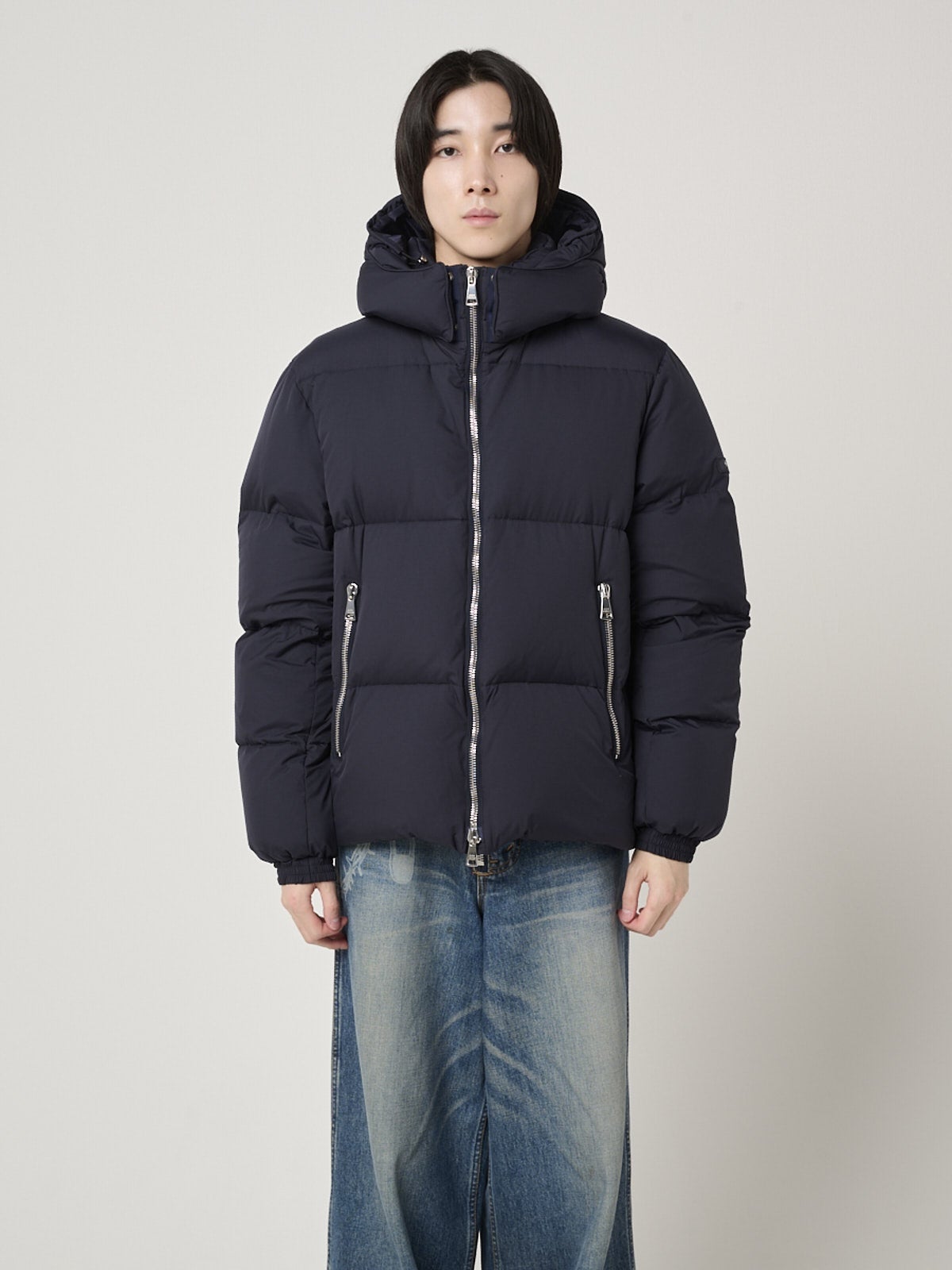 タトラスのグラミ ダウンジャケットの試着の様子