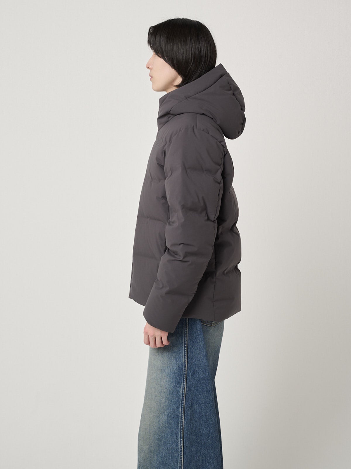 ユニクロで買うべき最強ダウン③「シームレスダウンパーカ」を着用のサイド