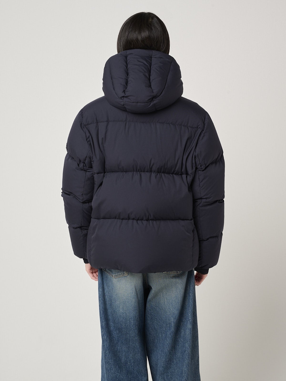 タトラスのグラミ ダウンジャケットの試着の様子 後ろ姿