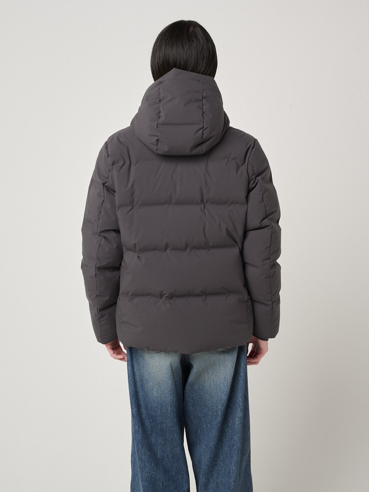 ユニクロで買うべき最強ダウン③「シームレスダウンパーカ」を着用のバック