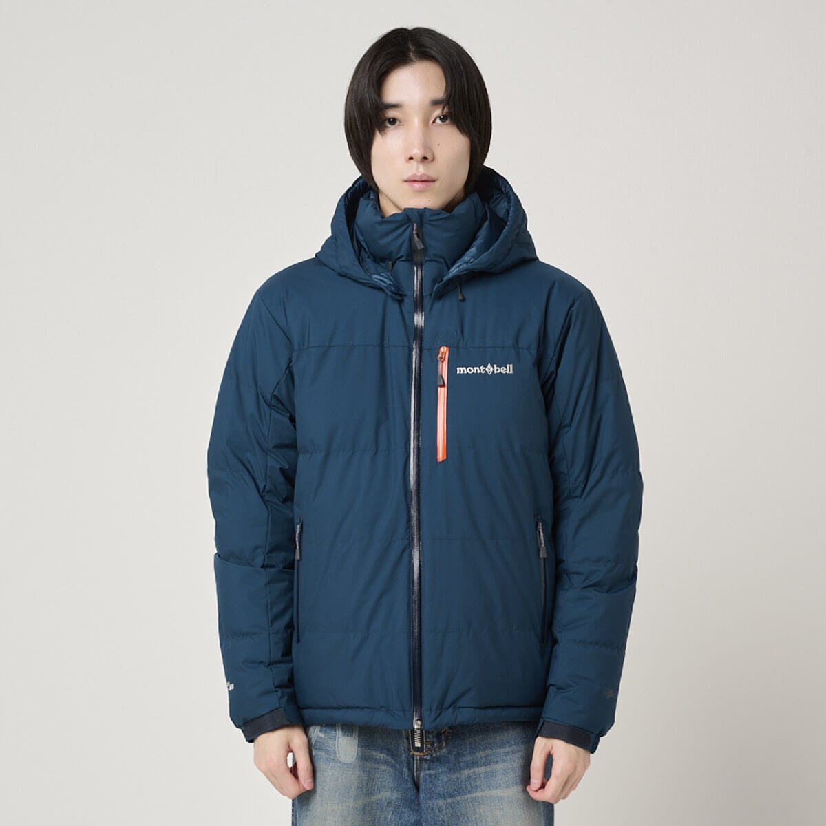 モンベルのパーマフロスト ダウンパーカの着用のフロント