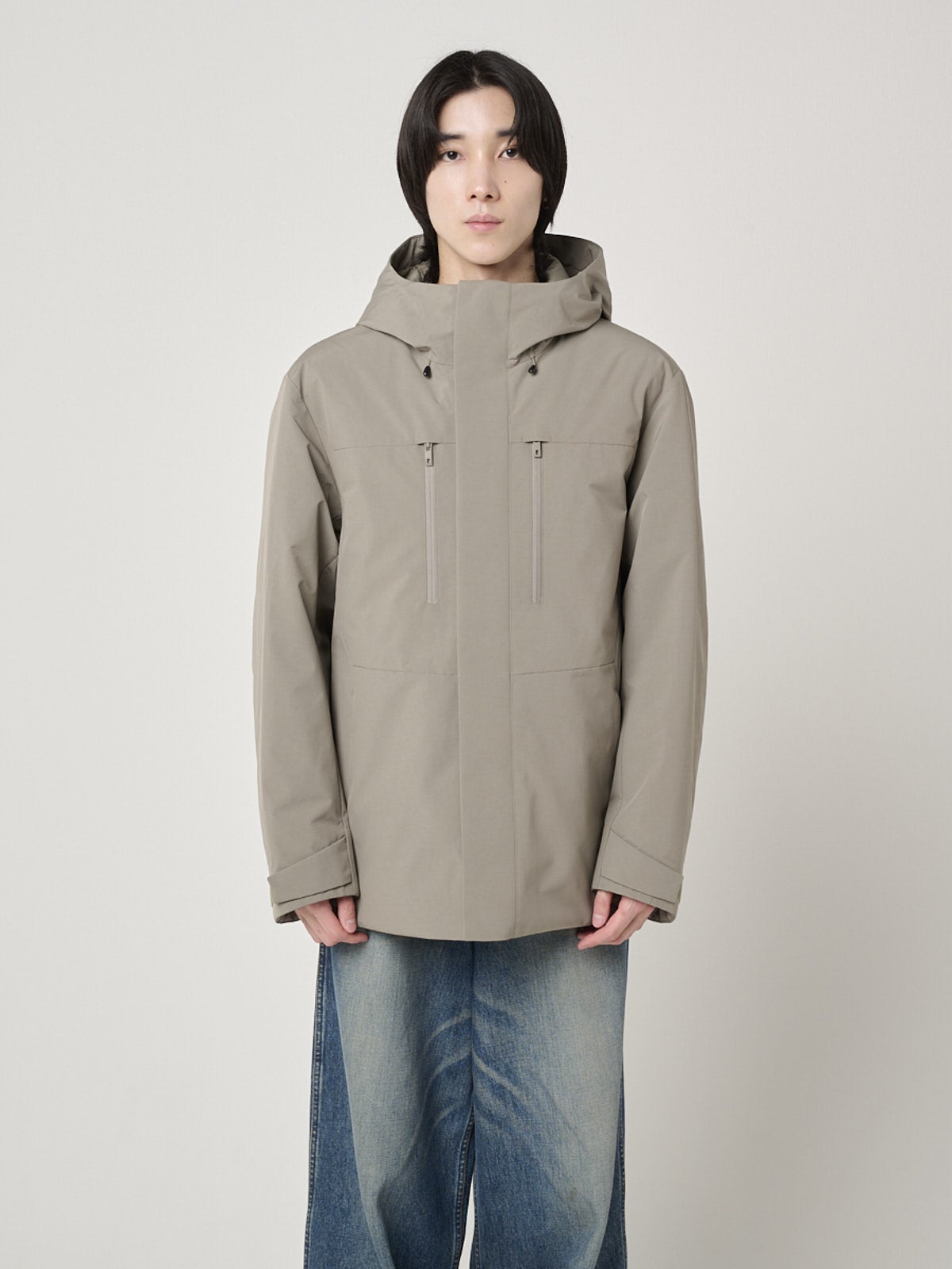 「ユニクロ」で買うべき最強ダウン②/ハイブリッドダウンパーカを着用