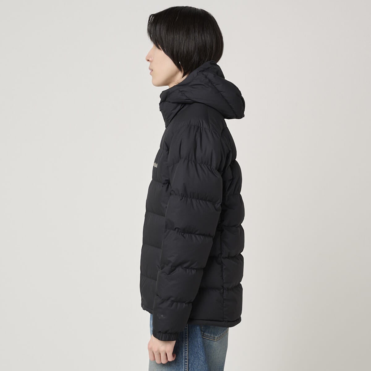 モンベルのパーマフロスト ライトダウンパーカの着用のサイド