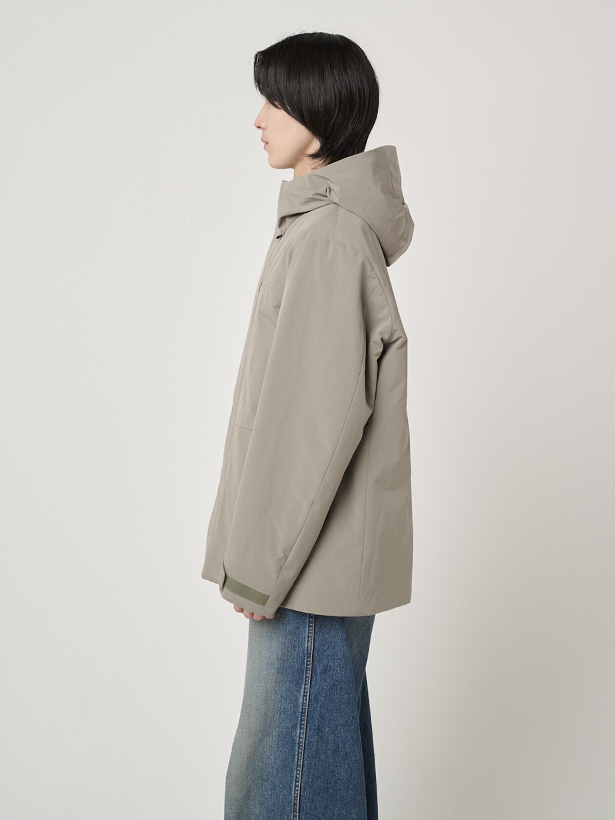 「ユニクロ」で買うべき最強ダウン②/ハイブリッドダウンパーカの着用サイド