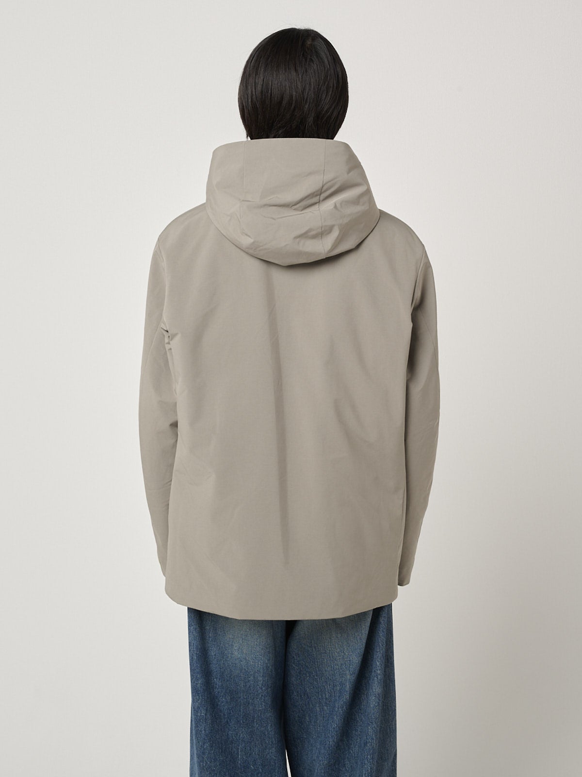 「ユニクロ」で買うべき最強ダウン②/ハイブリッドダウンパーカの着用バック